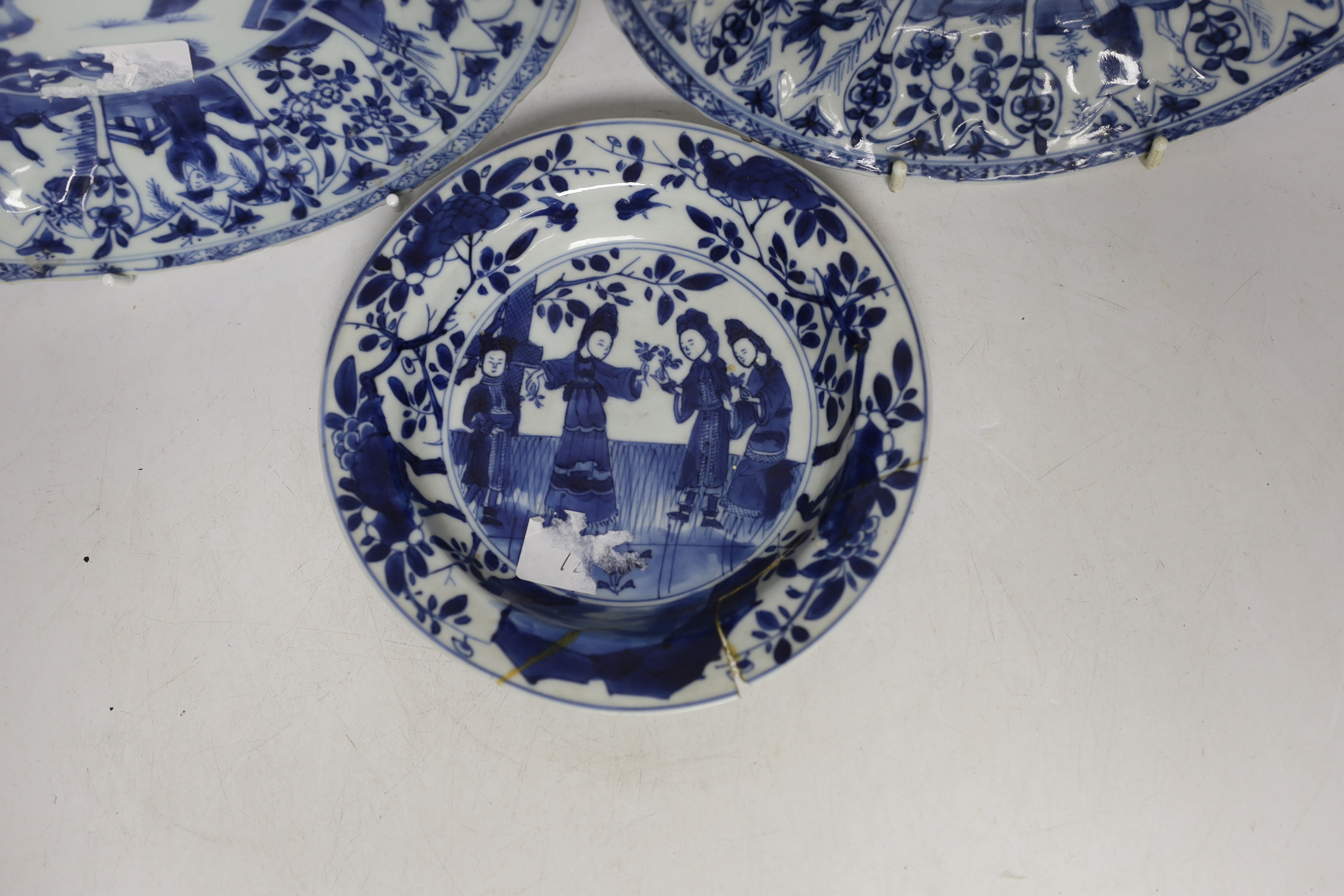 Three Chinese blue and white dishes, Kangxi/Yongzheng period, largest 22cm